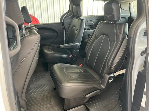 Used 2018 Chrysler Pacifica Touring-L Plus w/ S Appearance Package FWD image 19
