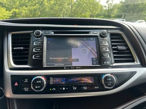Used 2019 Toyota Highlander XLE AWD/4WD image 34