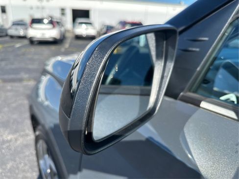Used 2025 Hyundai Venue Limited FWD image 25