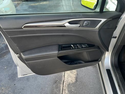 Used 2016 Ford Fusion SE w/ Equipment Group 202A FWD image 4