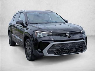 Used 2025 Volkswagen Taos SE w/ Panoramic Sunroof Package FWD video 3