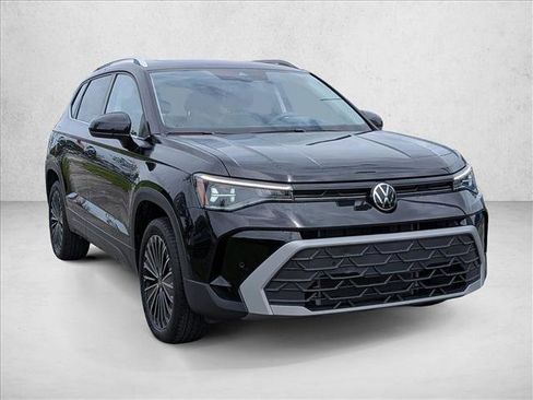 Used 2025 Volkswagen Taos SE w/ Panoramic Sunroof Package FWD image 3