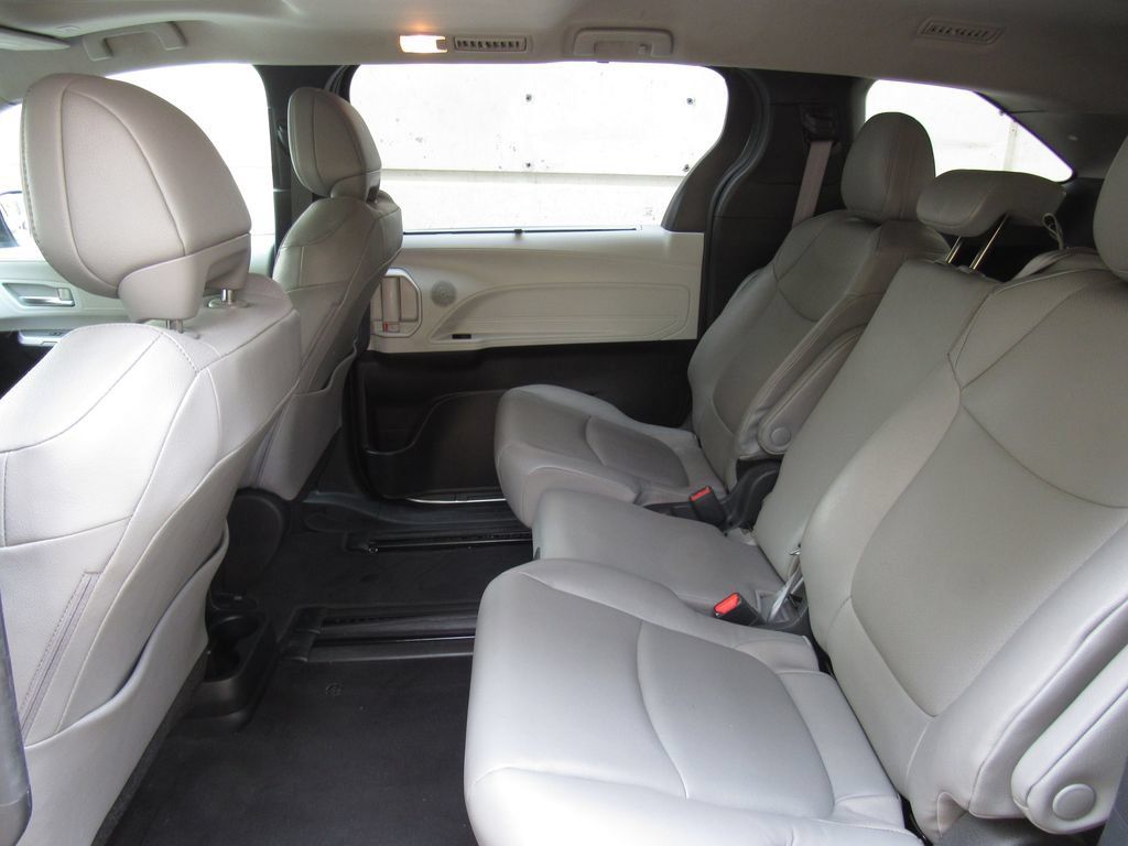 Certified 2025 Toyota Sienna XLE FWD image 16