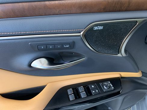 Used 2022 Lexus ES 300h Ultra Luxury w/ Accessory Package FWD image 14