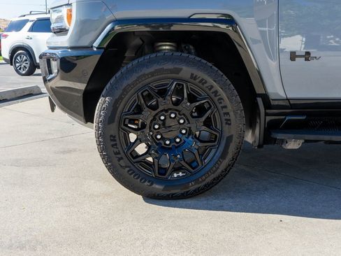 New 2025 GMC Hummer EV 3X w/ LPO, Dark Essentials Package image 32