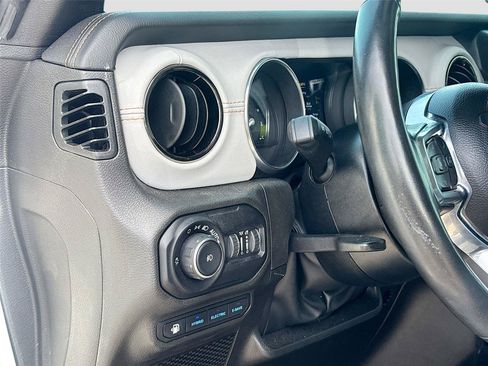 Used 2022 Jeep Wrangler Unlimited Sahara AWD/4WD image 10