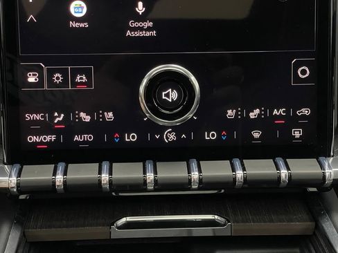 Used 2025 GMC Acadia Denali w/ LPO, All-Weather Package AWD/4WD image 31