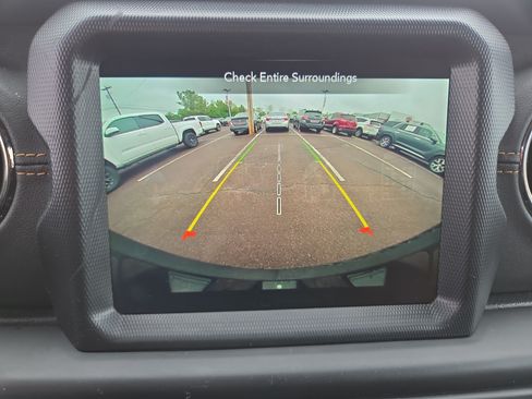 Used 2022 Jeep Wrangler Unlimited Sahara AWD/4WD image 23
