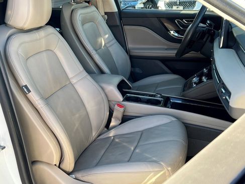 Used 2022 Lincoln Corsair Standard Sport Utility w/ Premium Package image 11