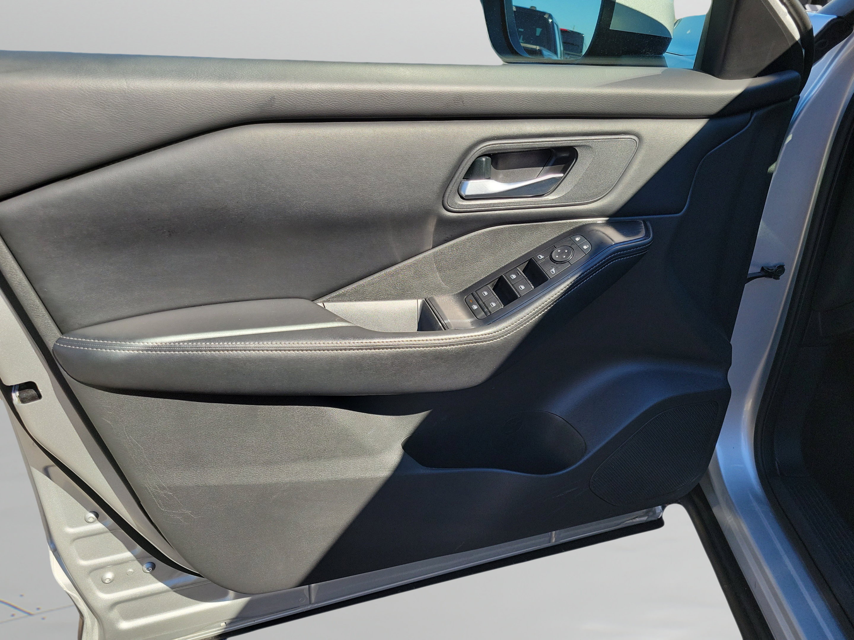 Used 2025 Nissan Rogue SV FWD image 16