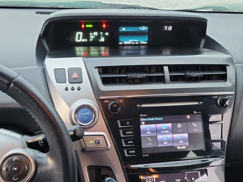 Used 2017 Toyota Prius V image 9