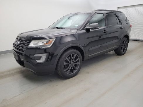 Used 2017 Ford Explorer XLT w/ Equipment Group 202A AWD/4WD image 2