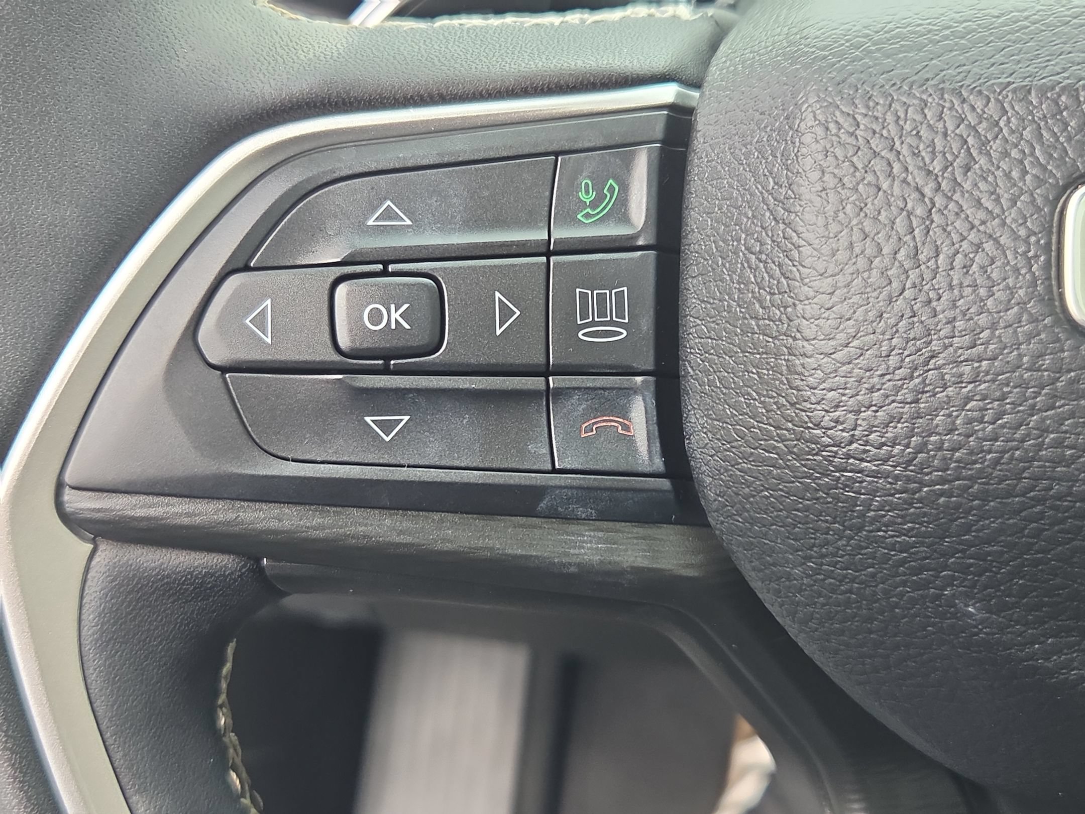 Used 2024 Jeep Grand Cherokee L Altitude RWD image 20