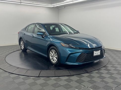 Used 2026 Toyota Camry LE w/ Convenience Package FWD image 4