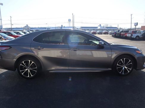 Used 2019 Toyota Camry SE w/ Carpet Mat Package image 6