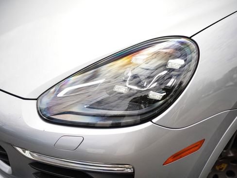 Used 2017 Porsche Cayenne Platinum Edition image 4