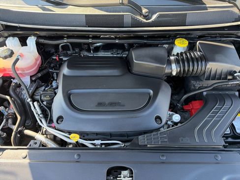 Used 2024 Chrysler Pacifica Touring-L image 31