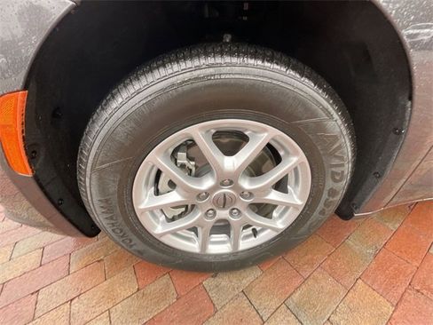 Used 2023 Chrysler Pacifica Touring-L image 28