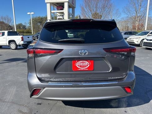 Used 2024 Toyota Highlander Platinum image 6