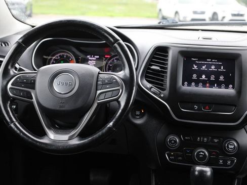 Used 2019 Jeep Cherokee Latitude Plus w/ Cold Weather Group AWD/4WD image 23