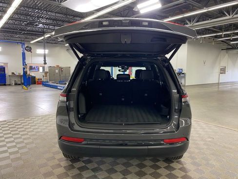 Used 2024 Jeep Grand Cherokee Altitude image 8