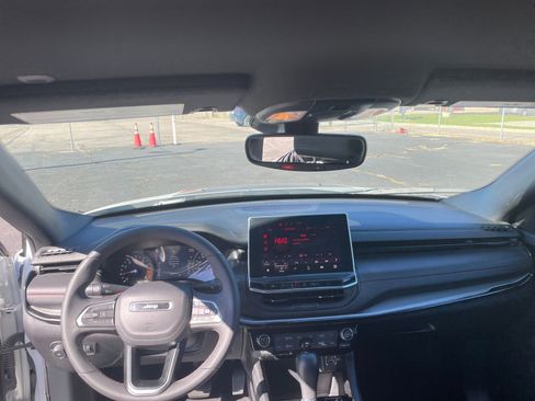 Used 2025 Jeep Compass Trailhawk image 33