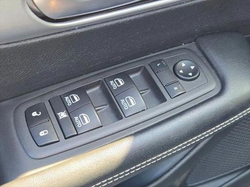 Certified 2022 Chrysler Pacifica Touring-L w/ Uconnect Theater Family Group image 21