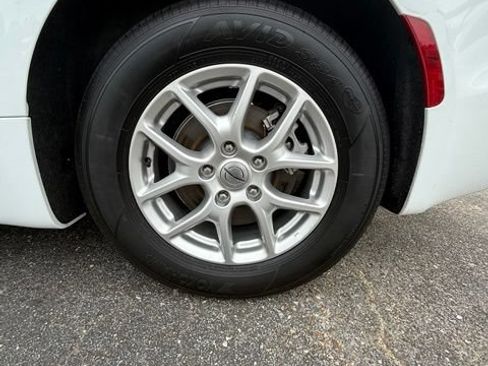 Used 2024 Chrysler Pacifica Touring-L FWD image 7