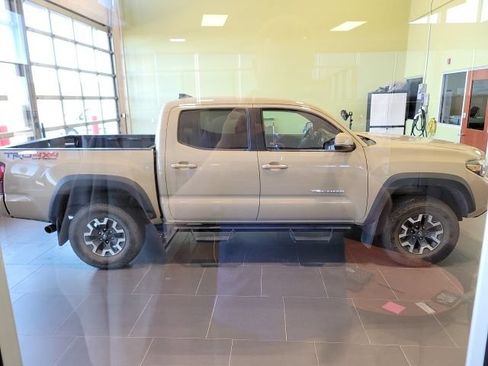 Used 2018 Toyota Tacoma TRD Off-Road w/ Technology Package AWD/4WD image 8