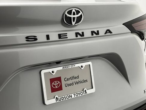 Used 2026 Toyota Sienna XLE FWD image 8