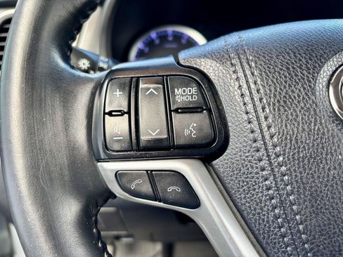 Used 2019 Toyota Highlander Plus w/ Carpet Mat Package (TMS) AWD/4WD image 35