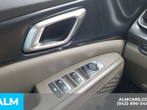 Used 2025 Kia Carnival FWD image 34