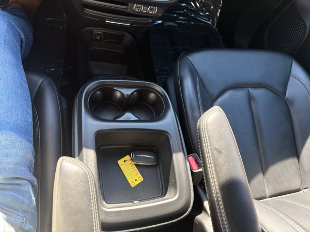 Used 2025 Chrysler Pacifica Select FWD image 14