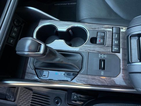 Used 2021 Toyota Highlander Limited image 16