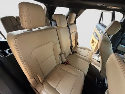 Used 2017 Ford Explorer XLT w/ Equipment Group 202A AWD/4WD image 19