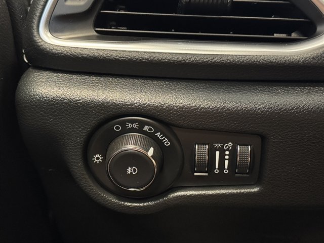 Used 2025 Chrysler Pacifica Limited FWD image 37