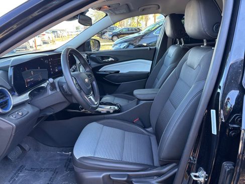 Used 2025 Chevrolet Trax LT w/ LT Convenience Package image 28