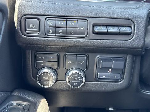 Used 2023 GMC Yukon Denali w/ Advanced Technology Package AWD/4WD image 19