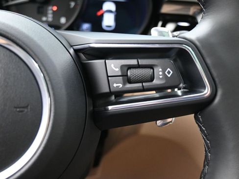 Certified 2024 Porsche Macan image 12