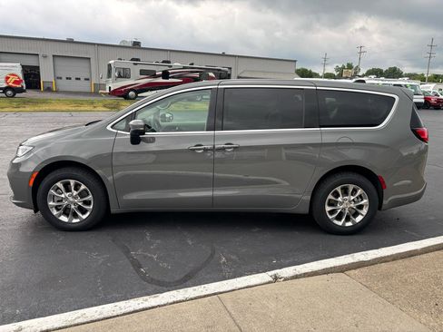 Used 2023 Chrysler Pacifica Touring-L AWD/4WD image 6