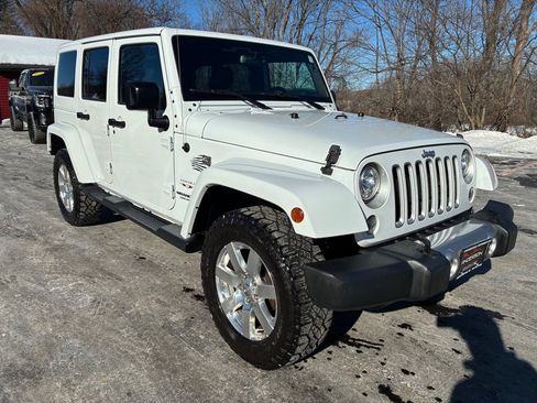 Used 2017 Jeep Wrangler Unlimited Sahara w/ Connectivity Group image 4