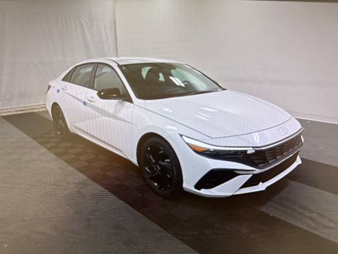 Used 2026 Hyundai Elantra Sport FWD image 4