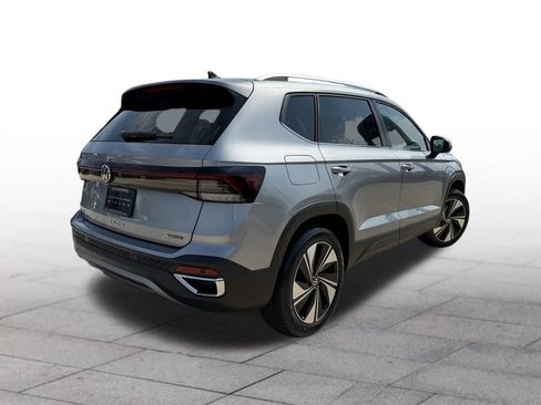 Used 2025 Volkswagen Taos SE w/ Panoramic Sunroof Package image 6