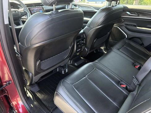 Used 2023 Jeep Grand Cherokee Limited w/ Black Appearance Package AWD/4WD image 16