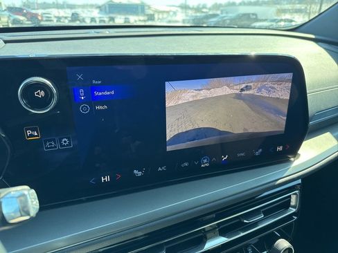 Used 2025 Chevrolet Traverse LT image 11