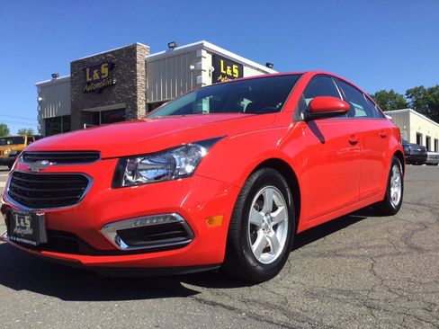 Used 2016 Chevrolet Cruze LT w/ Technology Package FWD image 2