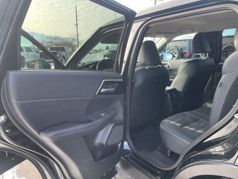 Used 2024 Mitsubishi Outlander SE image 29