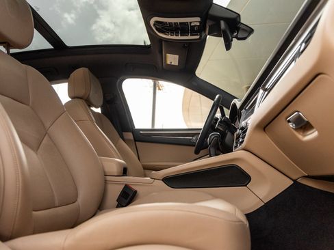 Certified 2024 Porsche Macan AWD/4WD image 45