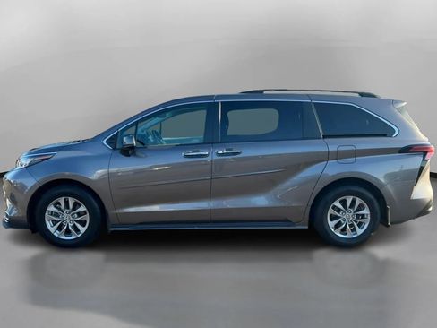 Used 2022 Toyota Sienna XLE w/ XLE Plus Package FWD image 15