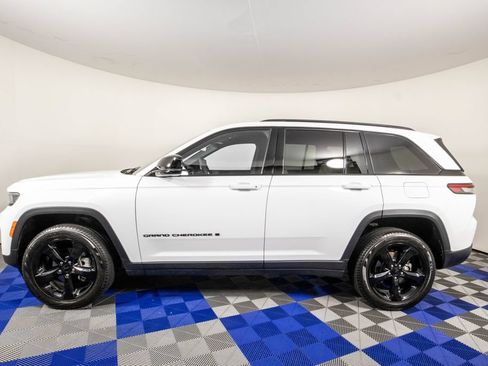 Used 2025 Jeep Grand Cherokee Limited w/ Black Appearance Package AWD/4WD image 9